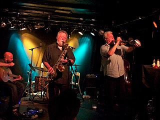 Evan Parker (sax), Herb Robertson (trp), Mark Solborg (g), Mats Eilertsen (b), Peter Bruun (dr)